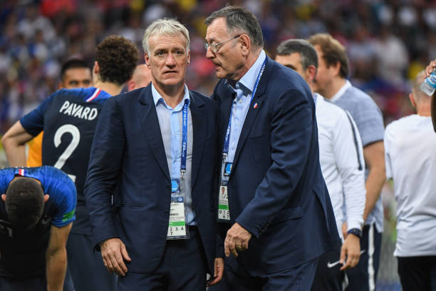 钟和表现具 钟和表现具